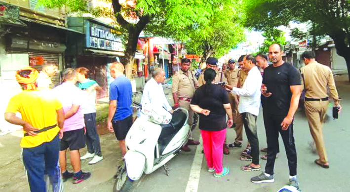 मार्निंग वॉक कर रही महिला की चेन लूटी, स्नेचर्स को पकड़ने गए व्यापारी पर फायरिंग